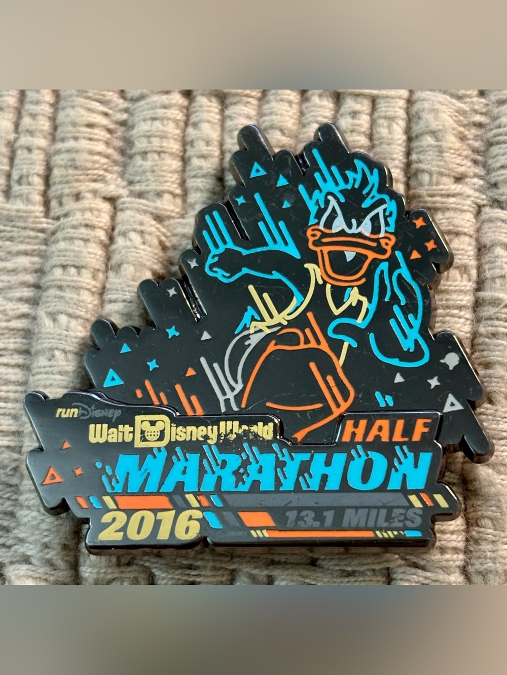 DISNEY 2016 Limited Release Walt Disney World 1/2 Marathon Donald Duck Pin